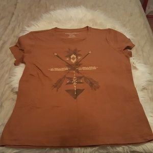 Graphic shirt with crew neck.